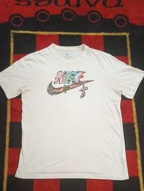 The Nike Tee Graphic Shirt (M)